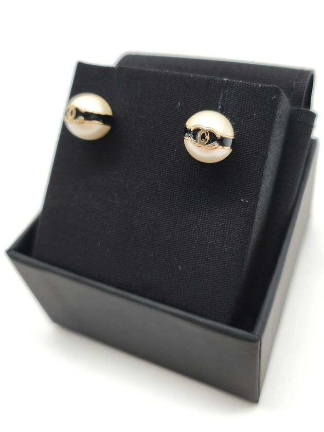 Stud Earrings Metal Resin Gold Pearly White - CHANEL - BALAAN 4