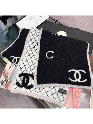 Muffler cashmere knitted reversible CC logo pattern black white - CHANEL - BALAAN 1