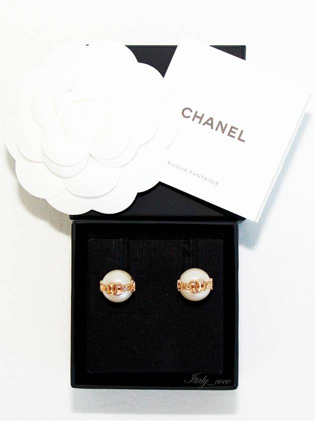 24C pearl CC logo lettering gold metal earrings ABB595 B14642 NS018 - CHANEL - BALAAN 10