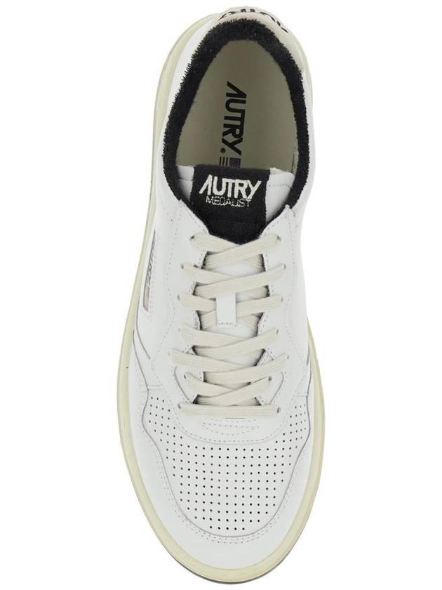 'Medalist' Black And White Low Top Sneakers With Embossed Logo On The Tongue In Grained Leather Man - AUTRY - BALAAN 4