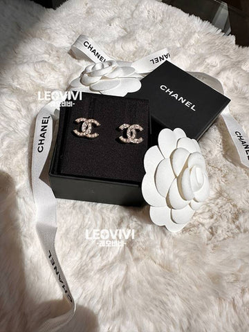 Classic CC Logo Earrings Pearl Crystal Gold ABB771 - CHANEL - BALAAN 1