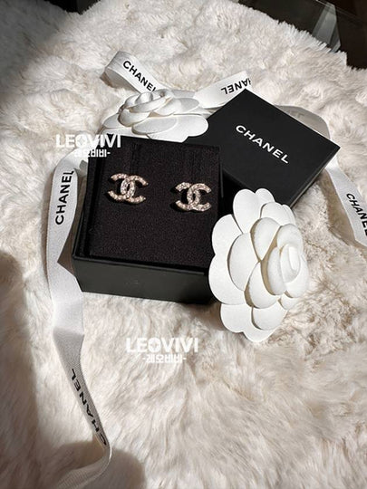 Women's CC Logo Pearl Crystal Stud Earrings Gold - CHANEL - BALAAN 2