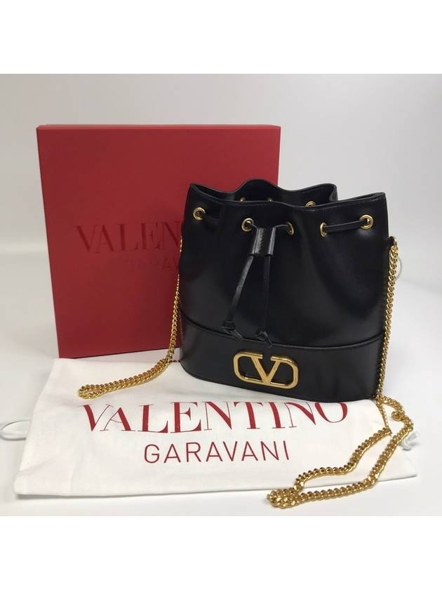 V Logo Signature Chain Napa Leather Bucket Bag Black - VALENTINO - BALAAN 2