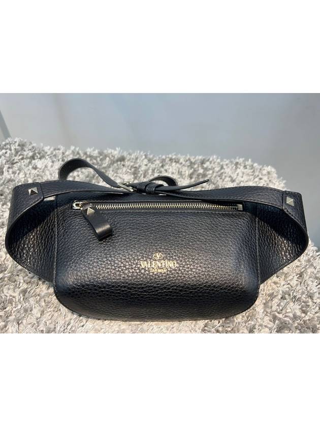 Women's Rockstud Leather Belt Bag Black - VALENTINO - BALAAN.