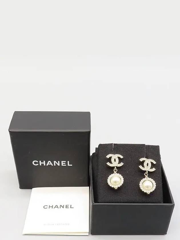 AB2307 CC Piercing Crystal Around Pearl Drop Gold Earrings - CHANEL - BALAAN 5