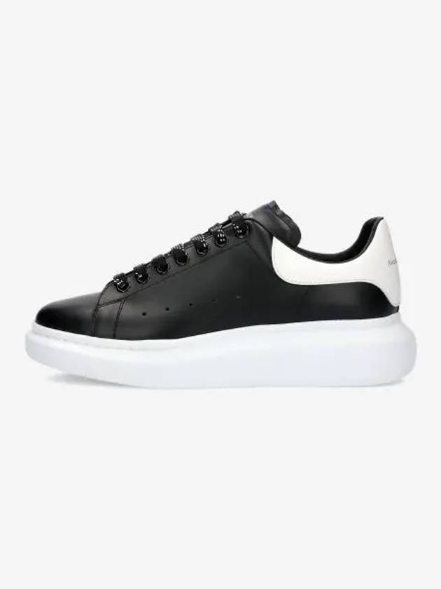 Oversized Leather Tab Low Top Sneakers Black - ALEXANDER MCQUEEN - BALAAN 2