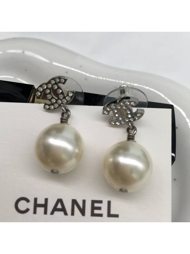 Metal Glass Strass Pearly White Earrings Silver - CHANEL - BALAAN 2