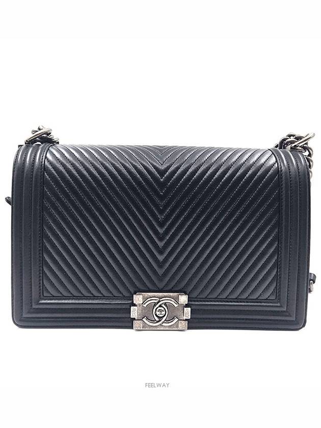 Calfskin Chevron Boy Bag New Medium - CHANEL - BALAAN 1