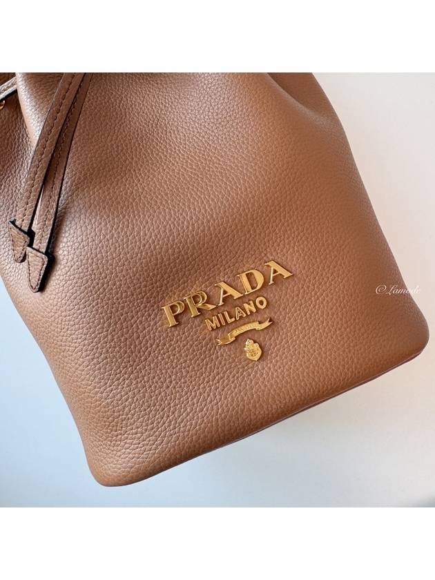 Vitello Phoenix Gold-Plated Logo Leather Bucket Bag Brown - PRADA - BALAAN 7