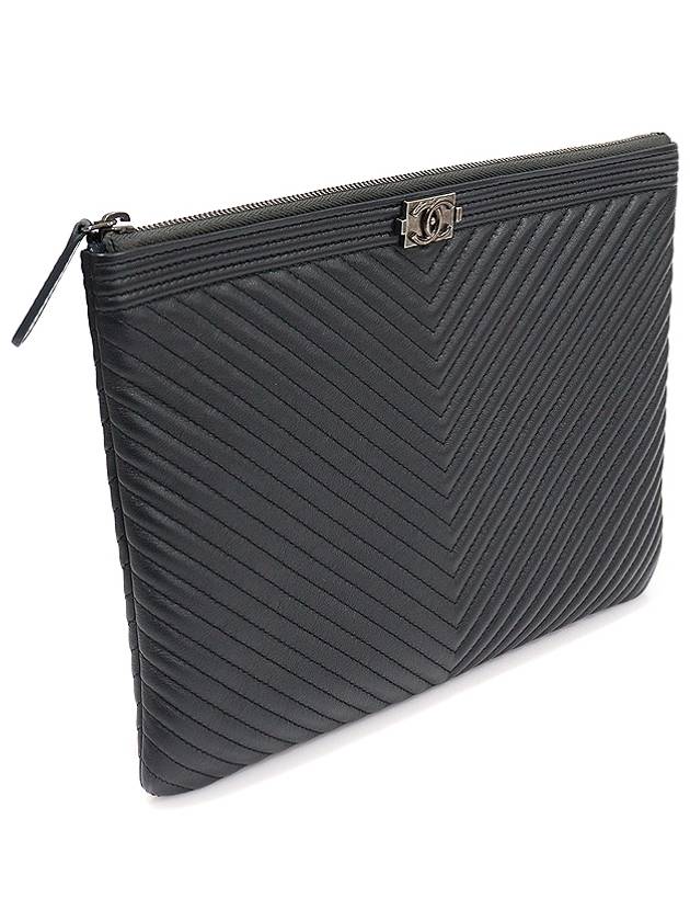 A84406 Dark Navy Lambskin Chevron Silver Plated Boy New Medium Clutch Bag 26th - CHANEL - BALAAN 3