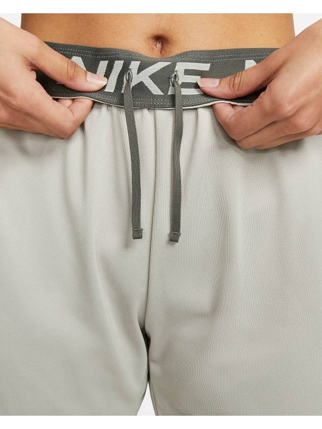 Attack Dri-Fit Fitness Mid-Rise 5 Inch Unlined Shorts Light Gray - NIKE - BALAAN 3