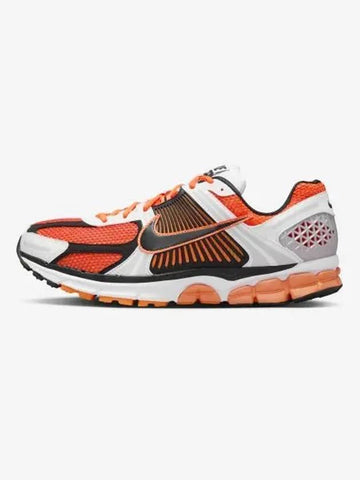 Zoom Vomero 5 M Total OrangeBLACKWhiteMetallic PlatinumHyper Crimson FB9149800 3 - NIKE - BALAAN 1