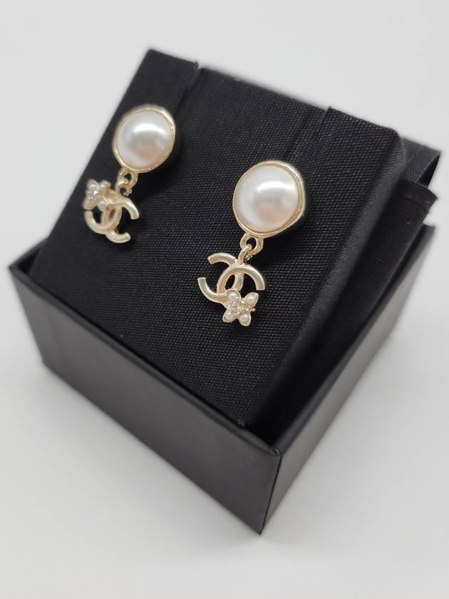 CC Logo Flower Pearl Drop Earrings Gold - CHANEL - BALAAN 4