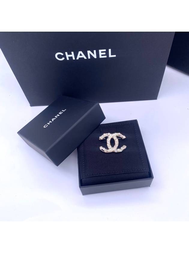 Women s Crystal Cubic CC Logo Brooch Champagne Gold ABE145 - CHANEL - BALAAN 7