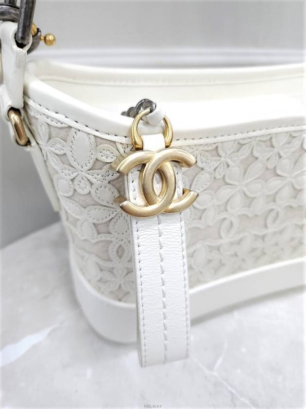 Lux You CC logo white strap Gabrielle hobo bag - CHANEL - BALAAN 6