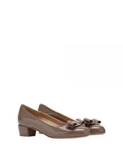 Vara Bow Patent Pumps Grey - SALVATORE FERRAGAMO - BALAAN 2