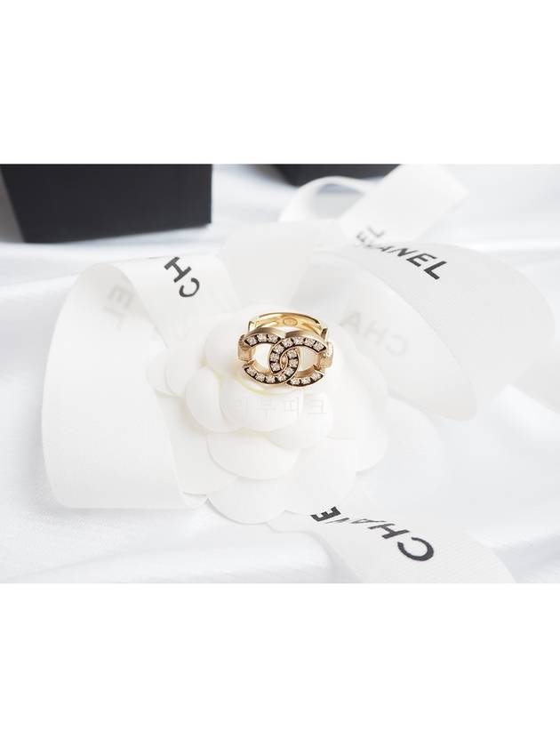 CC Logo Crystal Gold Ring Ring AB5671 - CHANEL - BALAAN 4