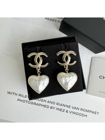 Women's CC Logo Heart Pearl Gold Earrings Pearly White - CHANEL - BALAAN 2