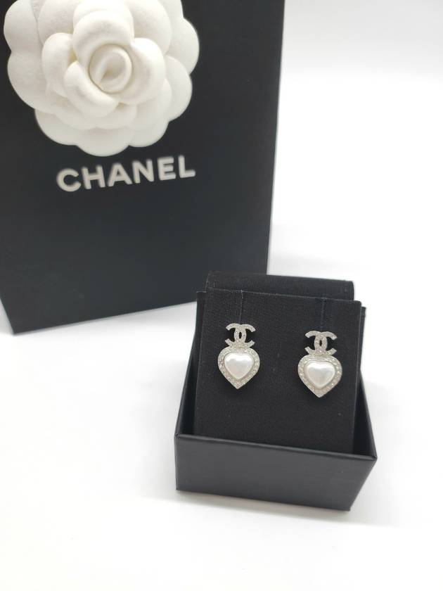 CC Logo Heart Pearl Earrings Silver - CHANEL - BALAAN 8