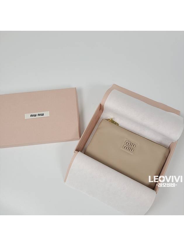 Cameo Envelope Leather Clutch Bag Beige - MIU MIU - BALAAN 3