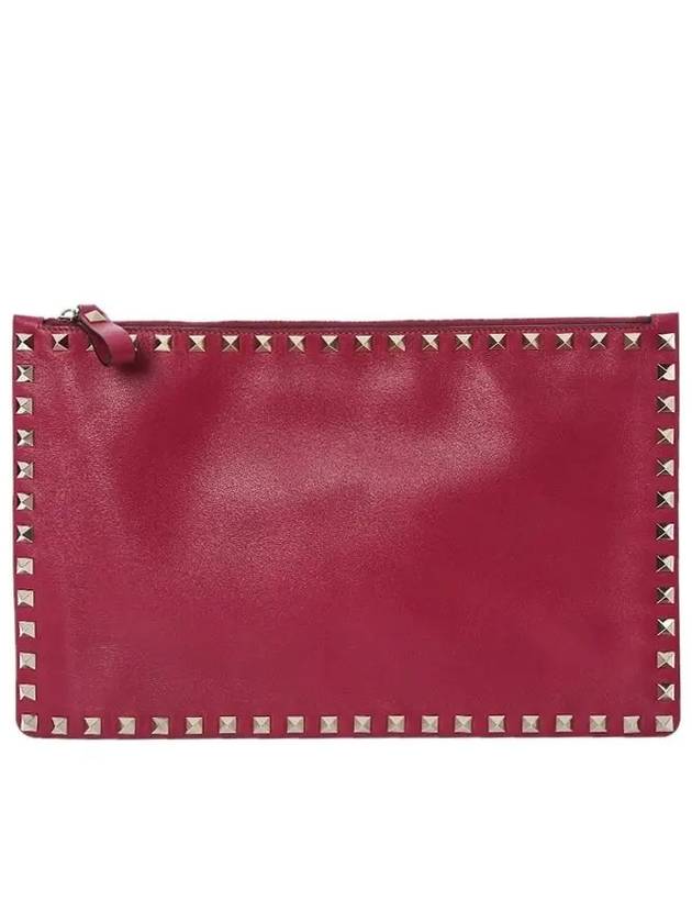 Rockstud Leather Clutch Bag Raspberry - VALENTINO - BALAAN 2