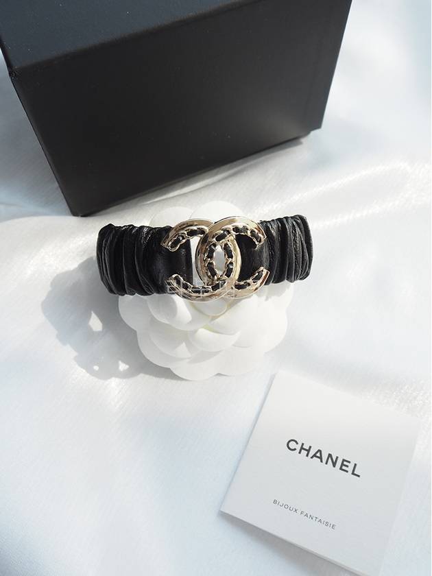 CC logo leather hair chouchou tripe hair band and bracelet black gold AB7848 - CHANEL - BALAAN 4