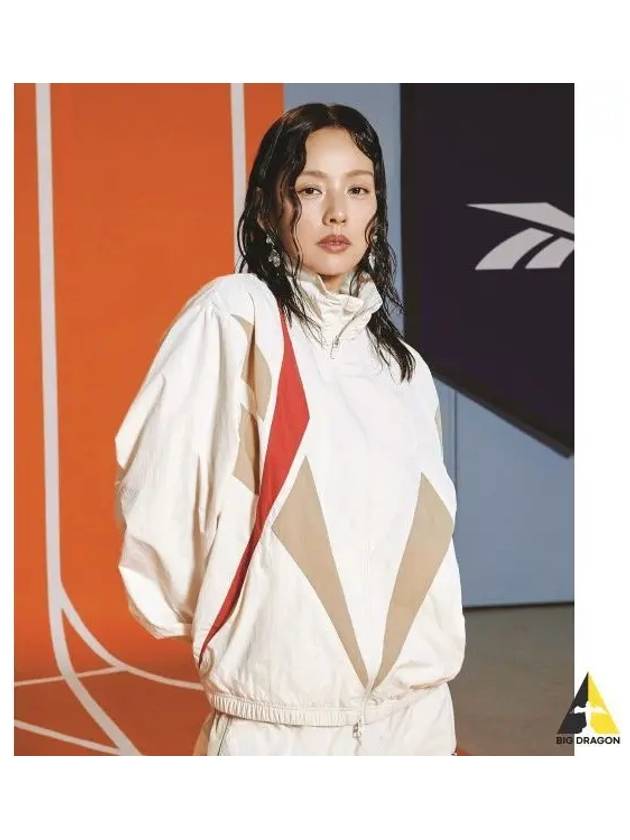 Hyori Lee wearing vector flash windbreaker beige - REEBOK - BALAAN 1