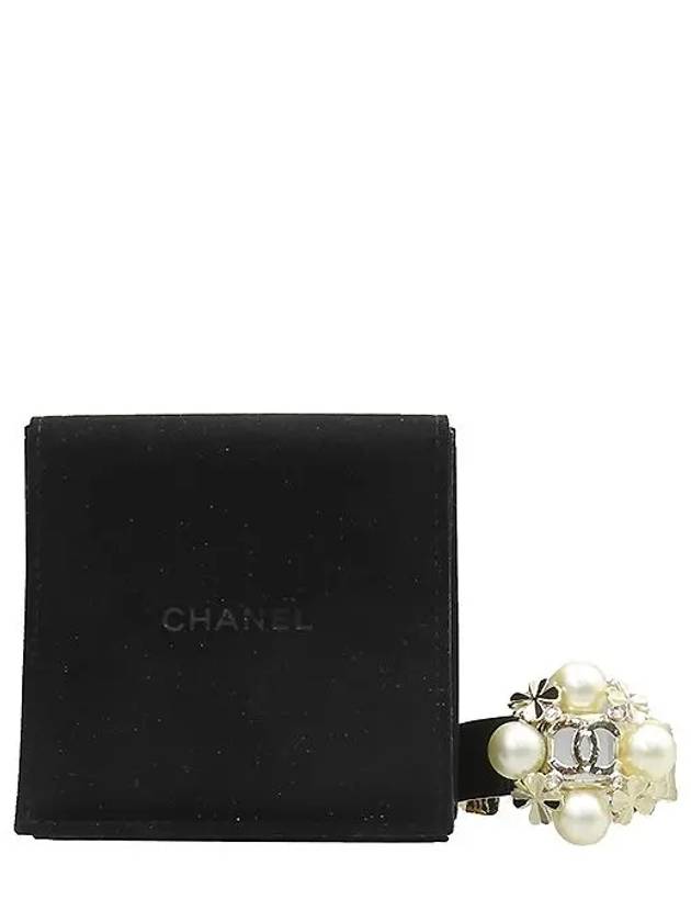 Gold Metal Plated Pearl Custom Four Leaf Clover COCO Logo Bangle Women s Bracelet M Size - CHANEL - BALAAN 5