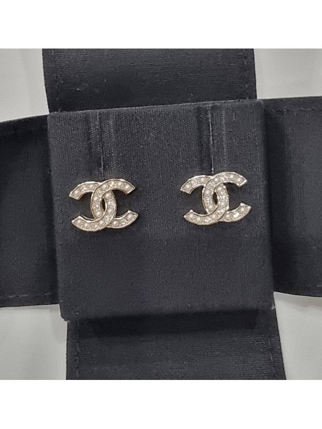 Women's CC Logo Pearl Crystal Stud Earrings Gold - CHANEL - BALAAN 5