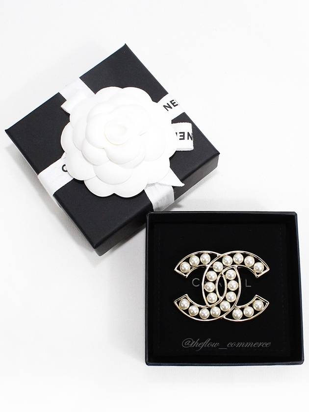 Brooch Metal Glass Pearls & Gold Pearly White - CHANEL - BALAAN 2