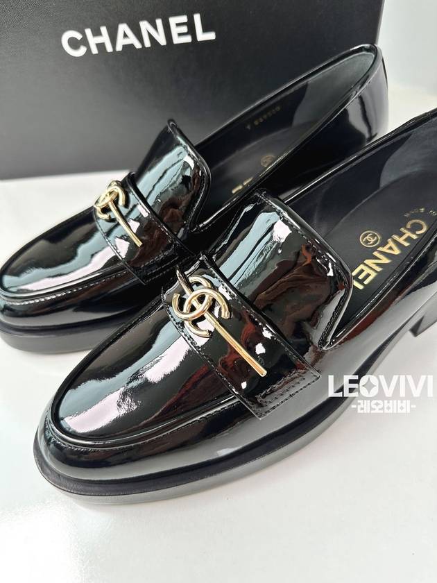 CC Logo Moccasin Patent Enamel Loafers Black - CHANEL - BALAAN 4