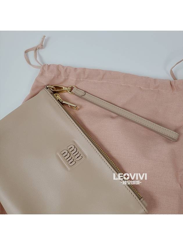 France Outlet Metal Logo Soft Leather Strap Clutch Cameo Color 2F8W 5NH014 - MIU MIU - BALAAN 4