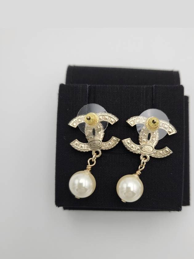 CC Metal Logo Pearl Earrings Gold - CHANEL - BALAAN 10