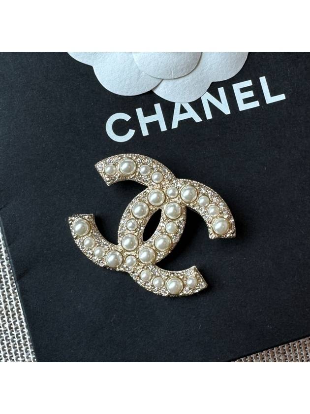 Classic CC Logo Pearl Brooch Gold - CHANEL - BALAAN 2