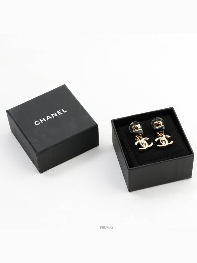 Turn lock CC logo drop earrings champagne gold 71937 - CHANEL - BALAAN 4