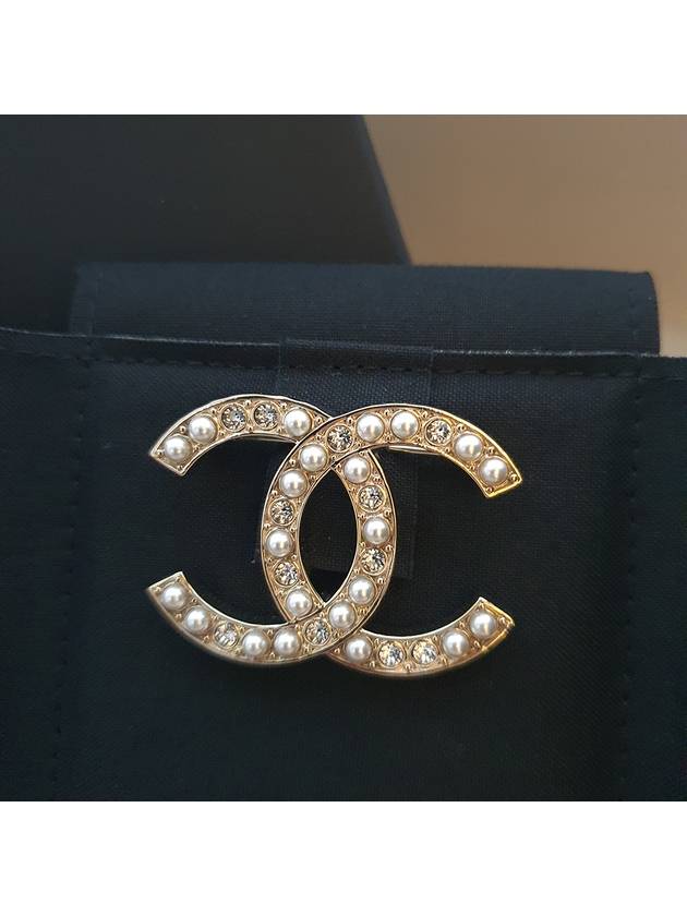 Pearl crystal CC logo brooch - CHANEL - BALAAN 5