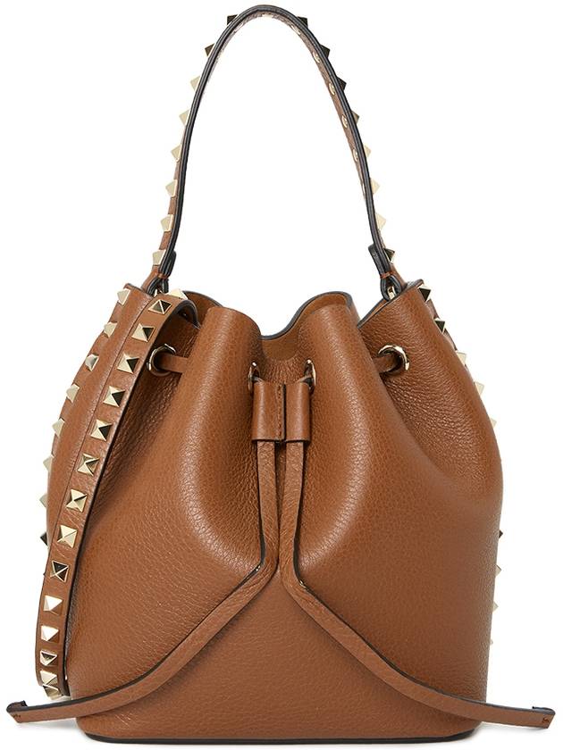 Rockstud Grain Calfskin Bucket Bag Saddle Brown - VALENTINO - BALAAN 2