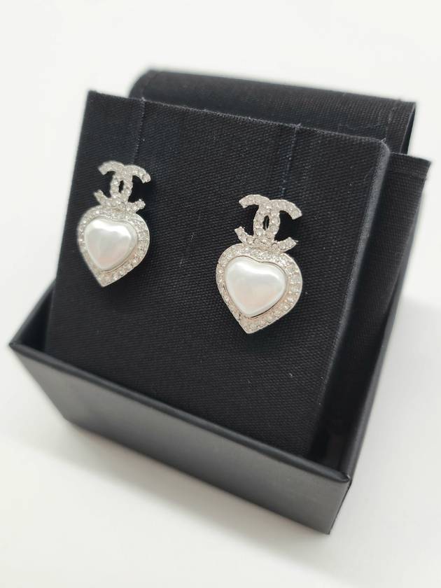 CC Logo Heart Pearl Earrings Silver - CHANEL - BALAAN 4