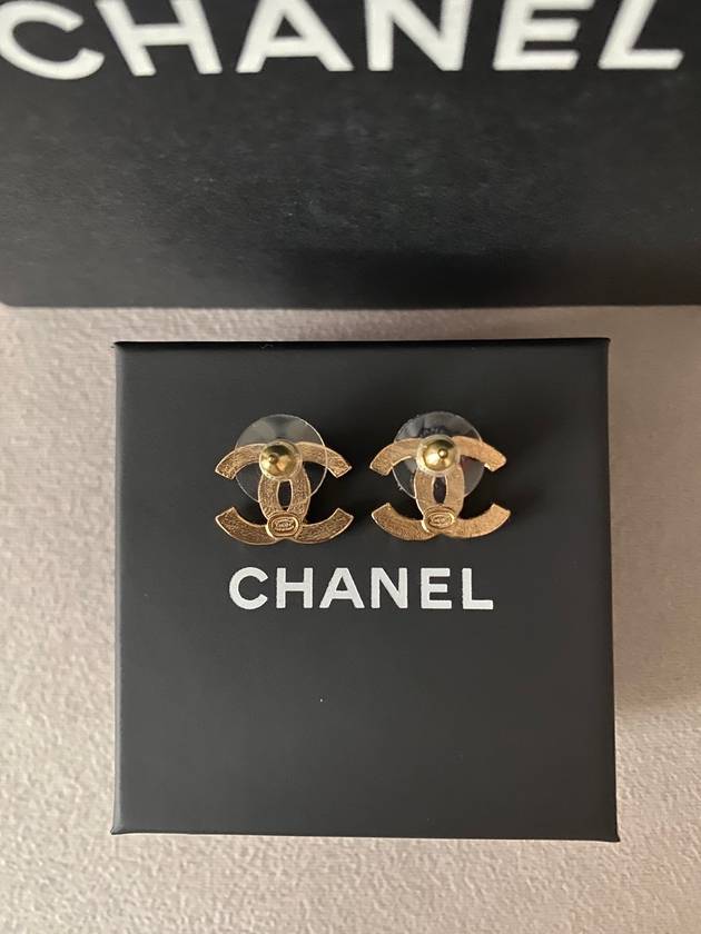 CC logo stud earrings gold - CHANEL - BALAAN 10