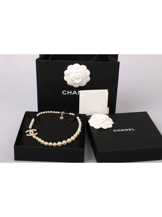 Necklace Metal Glass Pearls Resin & Gold Pearly White Crystal - CHANEL - BALAAN 2