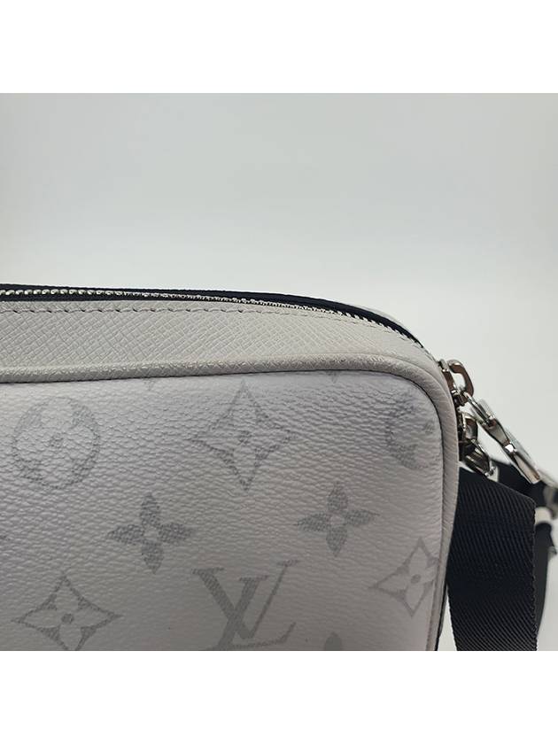 Women s Outdoor Messenger Bag - LOUIS VUITTON - BALAAN 12