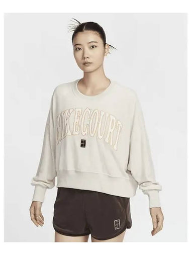 Court Heritage Women s Oversized Crew Neck Graphic Tennis Sweatshirt Light Orewood Brown Metallic Gold Pale Ivory FQ2243 104 732192 - NIKE - BALAAN 1