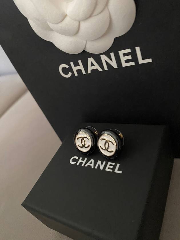 CC logo earrings twotone frame round earrings black white ABC997 - CHANEL - BALAAN 7