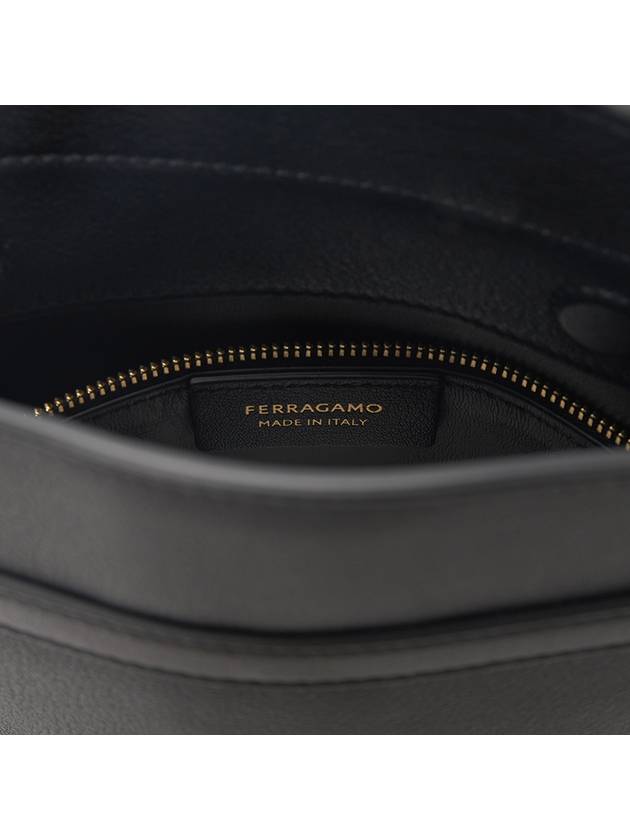 Hug Messenger Cross Bag Black - SALVATORE FERRAGAMO - BALAAN 11