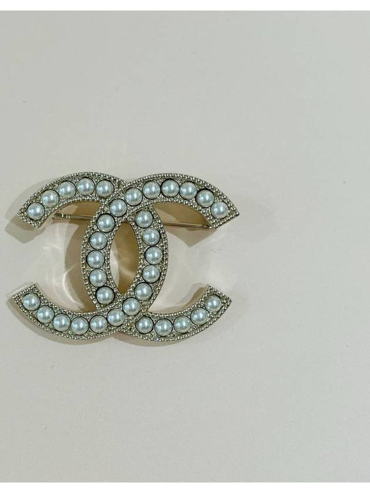 CC logo pearl brooch ABB266B - CHANEL - BALAAN 1