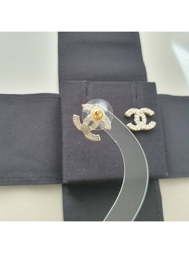 Pearl CC logo gold metal earrings - CHANEL - BALAAN 5