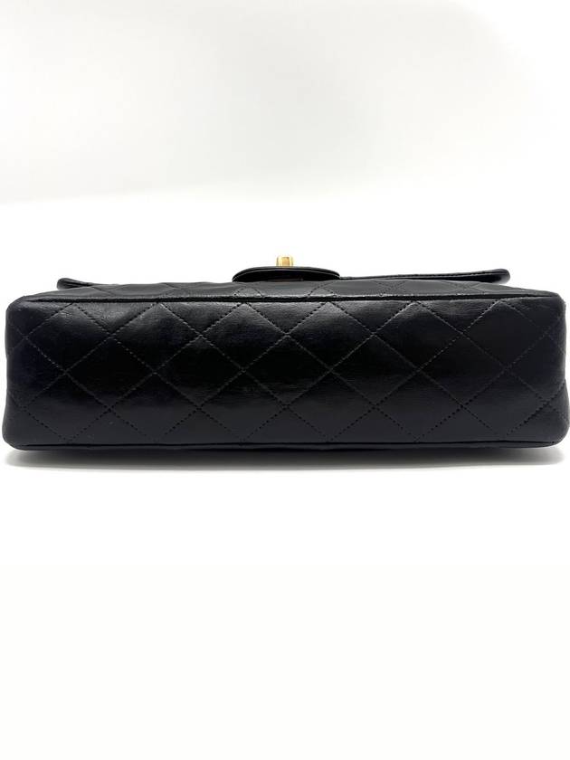 Lambskin classic medium shoulder bag - CHANEL - BALAAN 6