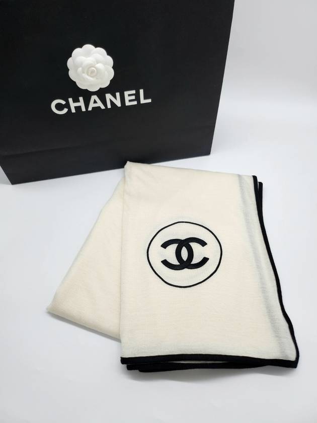 CC Logo Cashmere Silk Ivory Stole White Jenny Muffler A52032 - CHANEL - BALAAN 4