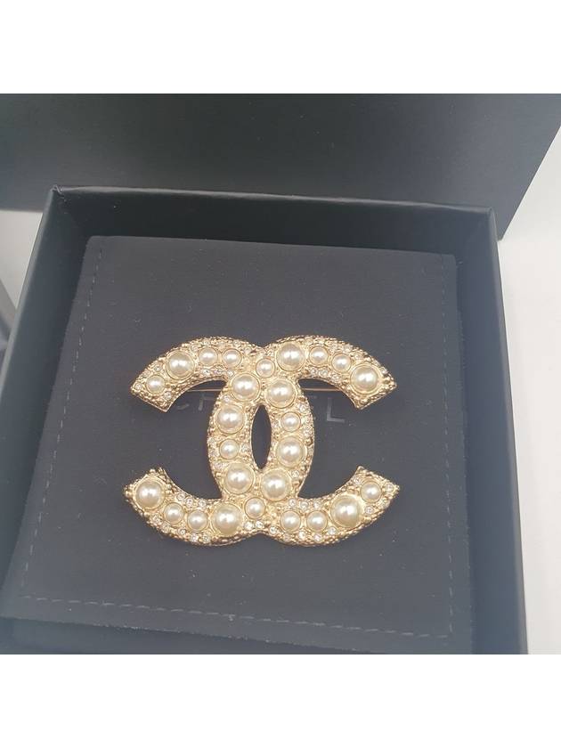 CC Logo Pearl Crystal Brooch Gold - CHANEL - BALAAN 4