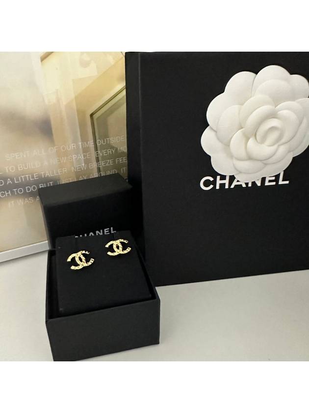 Stud Metal Earrings Gold - CHANEL - BALAAN 6